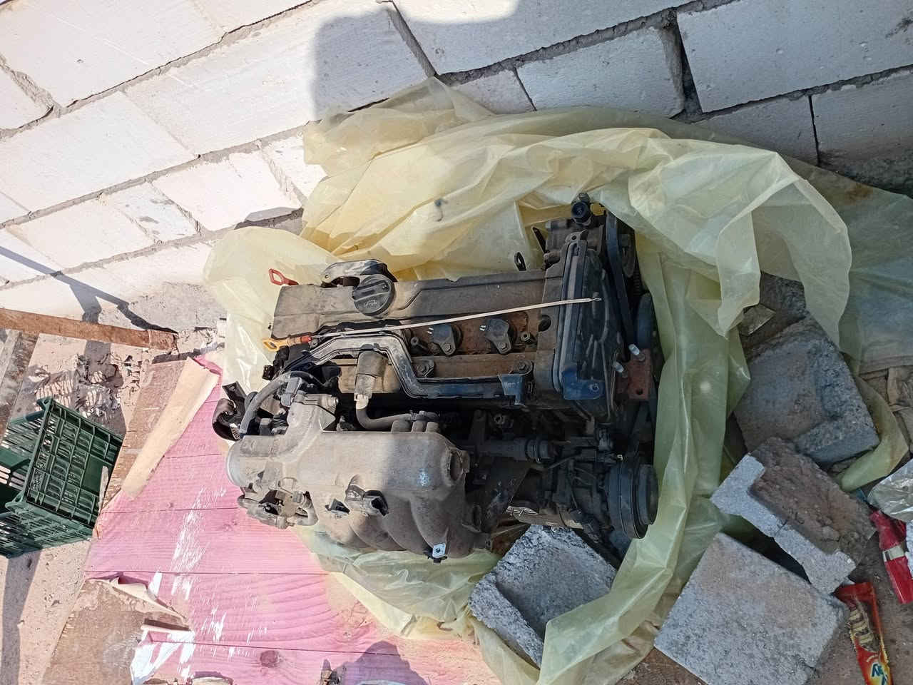 السلام عليكم  بيع محرك 1600شرط  حاويه جديد للبيع شرط الفحص محرك جديد كامل هو وتفرعاته كامل كير ومحرك ونوزلات وتفرعات كامله العنوان بصره رقم تليفون ***********
