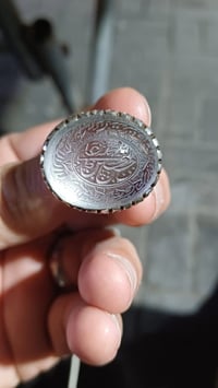 در النجف • خط قديم • صياغة يدوية ثقيلة
