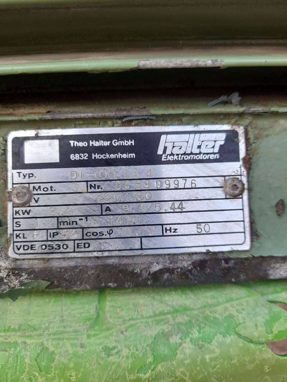 للبيع ماطور كهربائي  ألماني أصلي (Theo Halter) – قوة وعزم للأعمال الشاقة 🇩🇪�عدد ٢
​الوصف:
لعشاق المتانة والجودة الألمانية القديمة، متوفر محرك كهربائي (Induction Motor) من شركة Theo Halter GmbH المعروفة عالمياً بكفاءة صناعتها في مدينة هوكنهايم - ألمانيا. المحرك بحالة ممتازة وجاهز للعمل.
​المواصفات الفنية:
✅ المنشأ: ألماني أصلي (Made in Germany) 🇩🇪.
✅ القدرة: 2.2 كيلو واط (ما يعادل 3 حصان تقريباً).
✅ السرعة: 1410 دورة في الدقيقة (عزم قوي جداً).
✅ نظام التشغيل: 3 فاز (Three Phase) – يعمل بجهد 220/380 فولت.
✅ التردد: 50 هرتز (متوافق تماماً مع كهرباء العراق).
✅ درجة الحماية: IP 54 (مقاوم للظروف البيئية الصعبة والغبار).
✅ الهيكل: مصمم للتبريد السريع والعمل المتواصل لساعات طويلة.
​الاستخدامات المقترحة:
مثالي لتشغيل (كمبريسرات الهواء الكبيرة، مناشير الخشب، ماكنات الخراطة "التورنة"، خلاطات السمنت، أو مضخات المياه الكبيرة).
​
​النحاس الألماني الأصلي يتميز بتحمله للحرارة أكثر من المحركات الجديدة.
​عمر افتراضي طويل جداً مقارنة بالمحركات الصينية المتوفرة حالياً.
​صوت هادئ واستقرار عالي أثناء الدوران.
العنوان الرمادي الخالدية رقم الهاتف ***********
