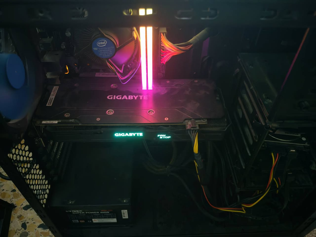 سلام عليكم
PC حاسبة للبيع

Core i3 9100
GTX 1060 3GB
RAM 16GB 3600HZ
1-SSD 120GB
2-hard 512GB
Game max 3 fans cause 
Asus PRIME H310M-E R2.0 ( motherbord)
كرت  wifi و bluetooth  اسمه Ax5400 مشتريه ومركبه على اللوحة الام يعني ماتحتاج كيبل للانترنت. 

السعر 390 الف للكيس مع
كيبورد وماوس

ويوجد شاشة مع سبيكر 115 الف

النجف الأشرف حي المهندسين ***********

