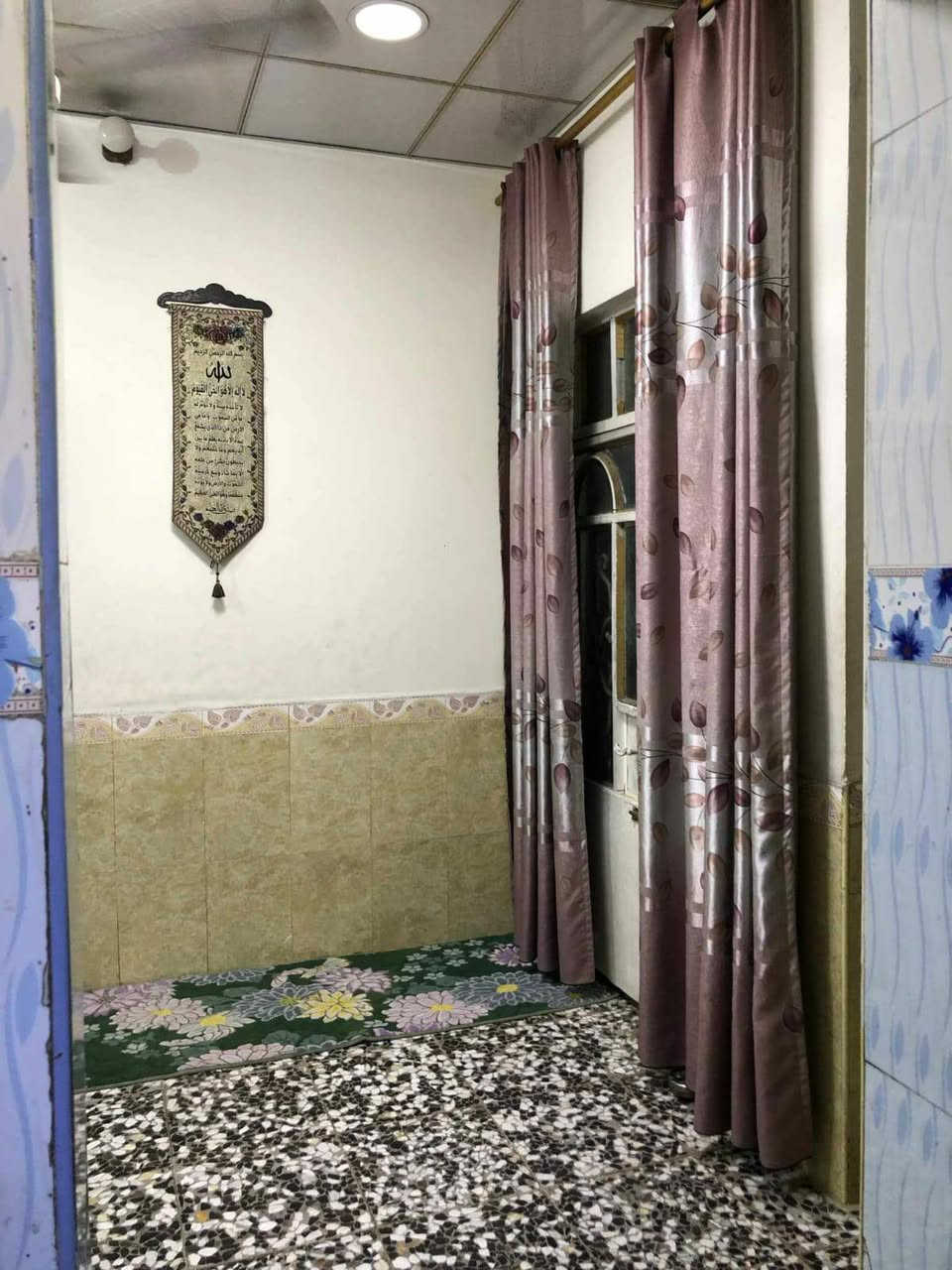 دار للبيع بحي الوفاء 50متر طابقين شيلمان نضيف جدا كما موضح بالصور شارع 15 وعلى ساحه منطقة 40 شارع مفتوح على شارع الصب للاستفسار خاص أو الاتصال على الرقم ***********او***********
