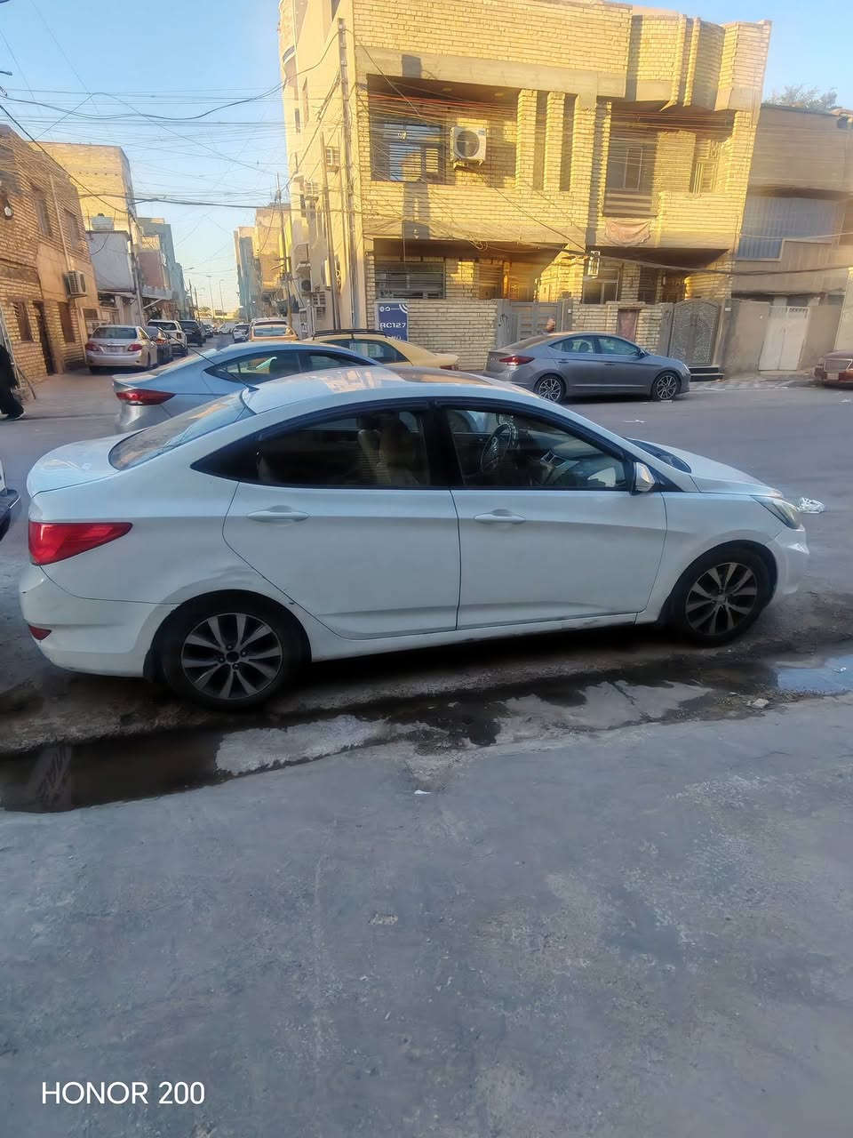 السلام عليكم
هيونداي اكسنت موديل 15 خليجي
ماشية ١٦٧ الف كيلو فول مواصفات سلايد و خمسة ويلكب و تحكمات ستيرن 
السيارة بيهة صبغ في باب خلف السائق اثر طخة بسيطة مثل ما موضح بالصورة
المكان بغداد حي القاهرة
السعر ٩٥ ورقة وبيهة مجال بسيط.
الرقم للاستفسار ***********
