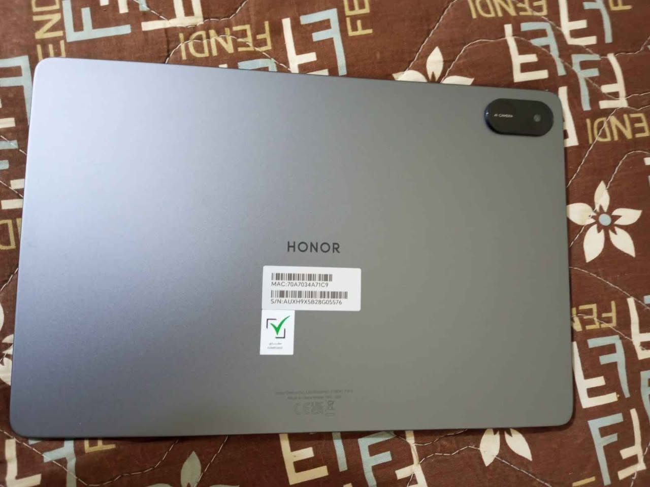 تابلت Honor Pad X8a 🔥  
​إذا كنت تبحث عن تابلت يجمع بين الأداء القوي للشغل والدراسة، وتجربة ترفيهية ممتازة سينمائية، فهذا الجهاز هو الخيار المثالي!
​📱 أهم المواصفات:
​الشاشة: كبيرة بمقاس 11 إنش بدقة FHD+ (1920×1200) مع معدل تحديث 90Hz لحركة سلسة جداً وحماية متطورة للعين.  
​المعالج: Snapdragon 680 (تقنية 6 نانومتر) أداء سريع وسلس في التصفح والألعاب.  
​الذاكرة والتخزين: 128 جيجابايت ذاكرة داخلية + 4 جيجابايت رام (مع إمكانية توسعة الرام لـ 8GB).  
​البطارية: ضخمة بسعة 8300 mAh تدوم معك يوم كامل استخدام متواصل بكل سهولة.  
​الصوت: 4 سماعات خارجية (Quad Speakers) بنقاء وتوزيع صوت ممتاز.  
​النظام: MagicOS 8.0 الحديث والمستند إلى أندرويد 14.  
​الكاميرات: 5 ميجابكسل خلفية + 5 ميجابكسل أمامية (ممتازة للمكالمات والاجتماعات والدراسة).  
​التصميم: هيكل معدني خفيف وأنيق بسُمك 7.25 ملم فقط.  
​📌 حالة الجهاز : (زيرو مع الكارتونة وباقي الملحقات )
💰 السعر المطلـوب: (206 الف مجال بسيط)
📍 الموقع / التوصيل: (البصرة حيانية الشارع العام  وتوفر التوصيل)
​📞 للتواصل والاتصال أو واتساب: (***********) البصرة, العراق
