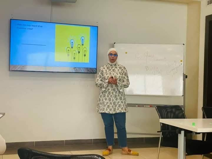 خصومات شهر يناير 2026 – دورة محادثة اللغة الإنجليزية 🗣️
طوّر مهارة التحدث باللغة الإنجليزية بثقة وبأسلوب عملي، واستفد من خصوماتنا الشهرية المستمرة.
يسرّنا نعلن عن خصومات خاصة شهرية لكل شخص يرغب بتقوية مهارة التحدث (Speaking)، حيث إن التركيز الأساسي في الدورة هو المحادثة والتطبيق العملي.
📘 دورة محادثة إنجليزي أونلاين
(عبر Google Meet)
🔹 الدورة تركز بشكل أساسي على:
التحدث باللغة الإنجليزية من أول يوم
تقوية مهارة المحادثة بطلاقة وثقة
تحسين النطق وسرعة الرد والتفاعل بالحوار
استخدام اللغة الإنجليزية في المواقف اليومية والعملية
تقليل التردد والخجل أثناء الكلام
👩‍🏫 تدريس مباشر مع مدرسين مختصين
⭐ خبرة أكثر من 35 سنة
👥 مجموعات صغيرة لضمان مشاركة الجميع بالكلام
🕒 أوقات مرنة تناسب الطلبة والموظفين
🎯 الدورة مناسبة لـ:
الطلبة
الموظفين
الخريجين
وكل شخص يريد يتكلم إنجليزي بثقة
🔥 خصومات شهرية متجددة
⚠️ عدد المقاعد محدود والحجز بأسبقية التسجيل
📩 للاستفسار والتسجيل يرجى إرسال رسالة الآن
📲 أو التواصل عبر الواتساب:
+964 750 544 8548

خلّي كل شهر يكون خطوة أقوى بتطوير مهارة التحدث بالإنجليزية ✨
================
#دورة_محادثة_انجليزي
#EnglishSpeaking
#SpeakingOnly
#تعلم_اللغة_الانجليزية
#تعليم_اونلاين
#خصومات_شهر_يناير
