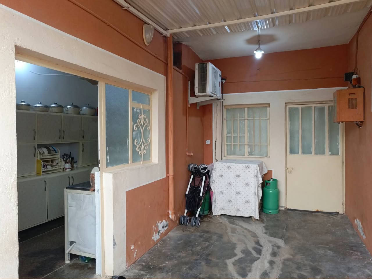 السلام عليكم بيت للبيع في توله فروش قرب جامع الرحمن ومدرسة جرير
محتويات البيت غرفة نوم كبيره واستقبال كبير ومطبخ وصحيات وكراج بالاضافه الى ذلك ترك ودرج خارجي في نهاية البيت
جنس العقار رقم بلديه مقدم معاملة طابو
مساحة البيت 110 متر
السعر 37 مليون وبي مجال 
للاستفسار الاتصال على الرقم ***********
