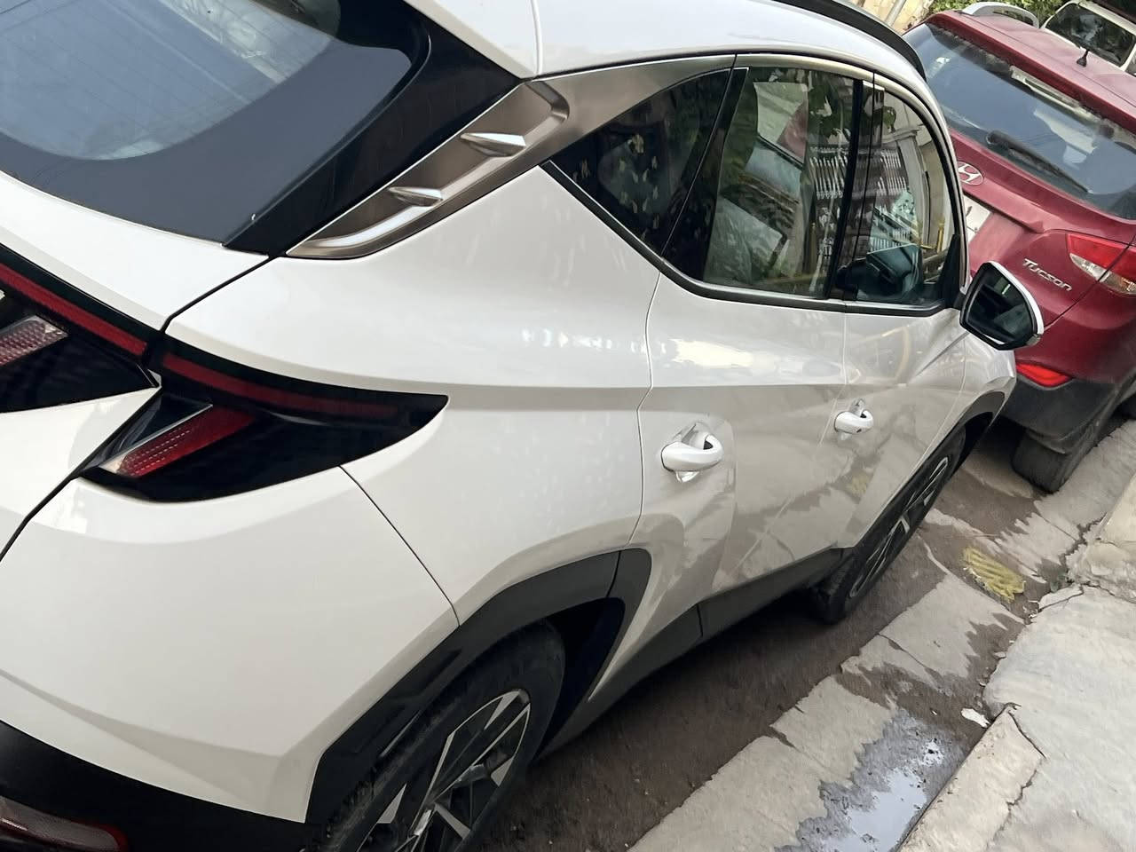 هونداي توسان للبيع موديل 2024 خليجي اللون ابيض /بغداد ماشيه 41 الف 
المواصفات :
1. المحرك 2000 
2. كاميرا خلفيه 
3. حساسات امامي 
4. حساسات خلفيه 
5. شاشه وسائط 
6. عداد الدشبول ايباد 
7. ابل كار بلي 
8. اوامر صوتيه 
9. كشنات الاماميه كهرباء 
10. هند بريك دكمه 
11. 3 وضعيات قياده 
12. نزول منحدراء 
السياره فول عدا البانوراما بدون صبغ 
فقط ضربه خفيفه بالصندوك الخلفي وراجع بارد 
السعر 22000 الف وبيها مجال 
الاستفسار الاتصال *********** 
مكانها بغداد الدوره
