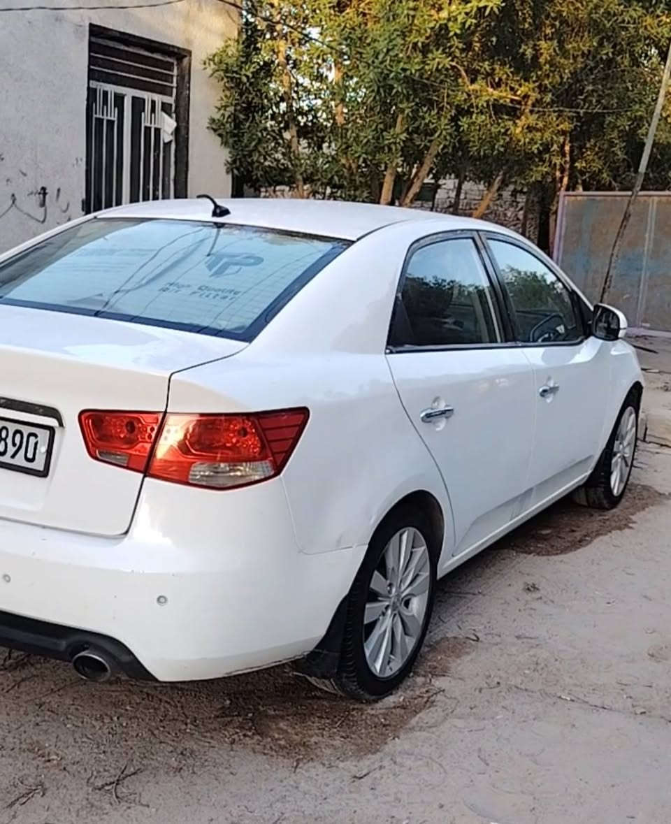 السلام عليكم سياره سيراتو مديل 2012 مكينه ١٦٠٠    بيه صبغ الباب به الدور  تخم تاير تبريد ثلج مكان نجف ابو صخير *********** سعر ٨٨ بيه مجال
