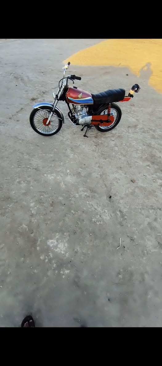 سلام عليكم دراجه البيع شاصي ارشه مديل 15 تعمير 23محرك فيلس وراق صولي 4وراق سعر 650 وبيه مجال بصيط  رجائن المو شراي لا يراسل والحد يطي سعر من يمه التصال ***********مكاني رميثه ناحيت الهلال تحياتي 🫡
