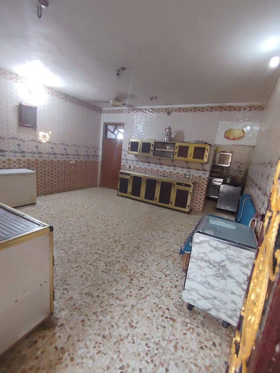 السلام عليكم
بيت للبيع مع قطعة ارض 
سند ٣٥
المساحه نصف دونم البناء ٣٠٠متر 
بناء طابوك طابقين يحتوي الطابق الأول  على ٢غرف نوم وصاله واستقبال وحمام ومطبخ بارد وحار
والطابق الثاني ٣ غرف نوم واستقبال وحمام ومخزن 
وكذالك تواليت خارجيه وحمام خارجي 
متوفر كل الخدمات ماء كهرباء وتبليط لحد لباب بيت جاهز من كل الخدمات 
العنوان تقاطع النهروان مقابل القريه النفطيه للإستفسار 
***********
