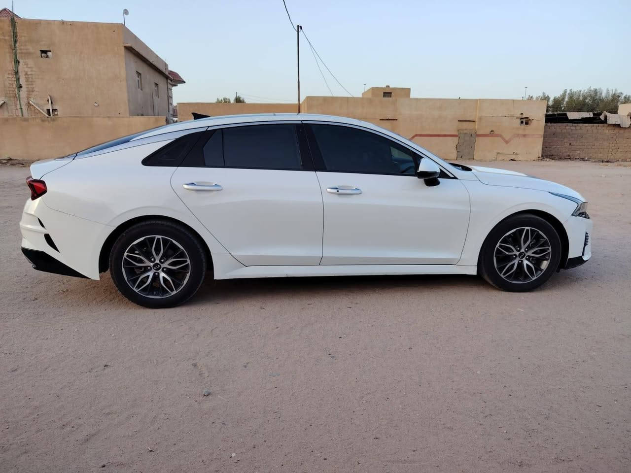 السلام عليكم كيا 5 للبيع موديل 21 رقم اربيل سياره كفاله عامه والسياره بنوراما فول مواصفات سياره جاهزه حداده تبريد مكينه مكان سياره بصره *********** محرك 2000 والسعر 185
