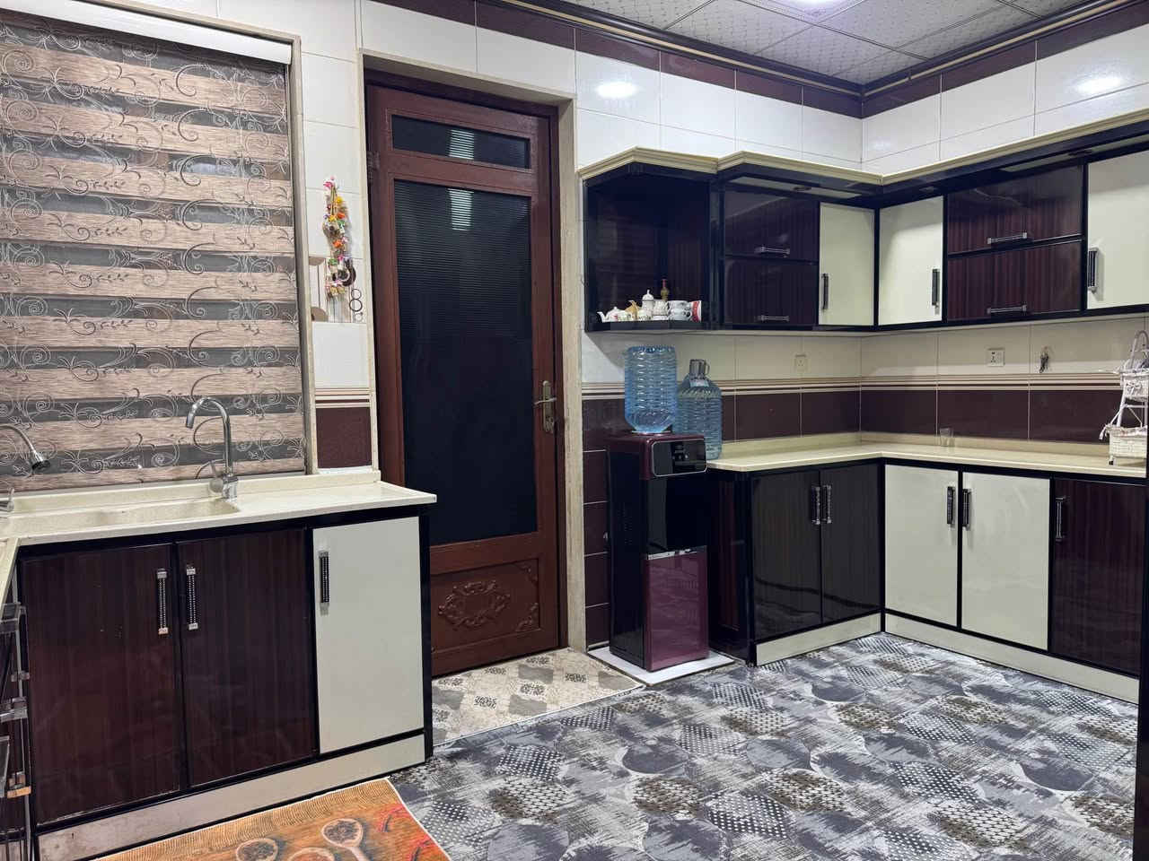 كوردى - عربي 

-  كەوانتەر طەخما مەتبەخێ مواد المنيوم مستعمله و رەنگێ ڕەش و حلیبی بۆ فروتنێ يه و كامل قياس پترە ژ ١٠ مترا دگەل پارچا سەری معلق کامل ، گەلەکا پاقژو چاڤدایە و کامل بانێ وێ مەرمەڕێ لاوه و اصليه. هاتيه چێکرن ژ موادێ لاوو اصلي. 

سعر : 8 وەرەقە و  پیچەکا مجالی . 

- طخم مطبخ كوانتر مواد المنيوم للبيع عشر امتار تقريبا لون اسود و حلیبی ويا المعلق طبعا مستعمل بس كلش النظيف و ممتاز، سقف كامل مرمر اصلي و جديد ، كوانتر مصنعة من مواد اصلي.

عنوان: دهوك. 

سعر : 800$ و بها مجال للطيبين. 

Tel: *********** واتساب و فايبر موجود دهوك, العراق
