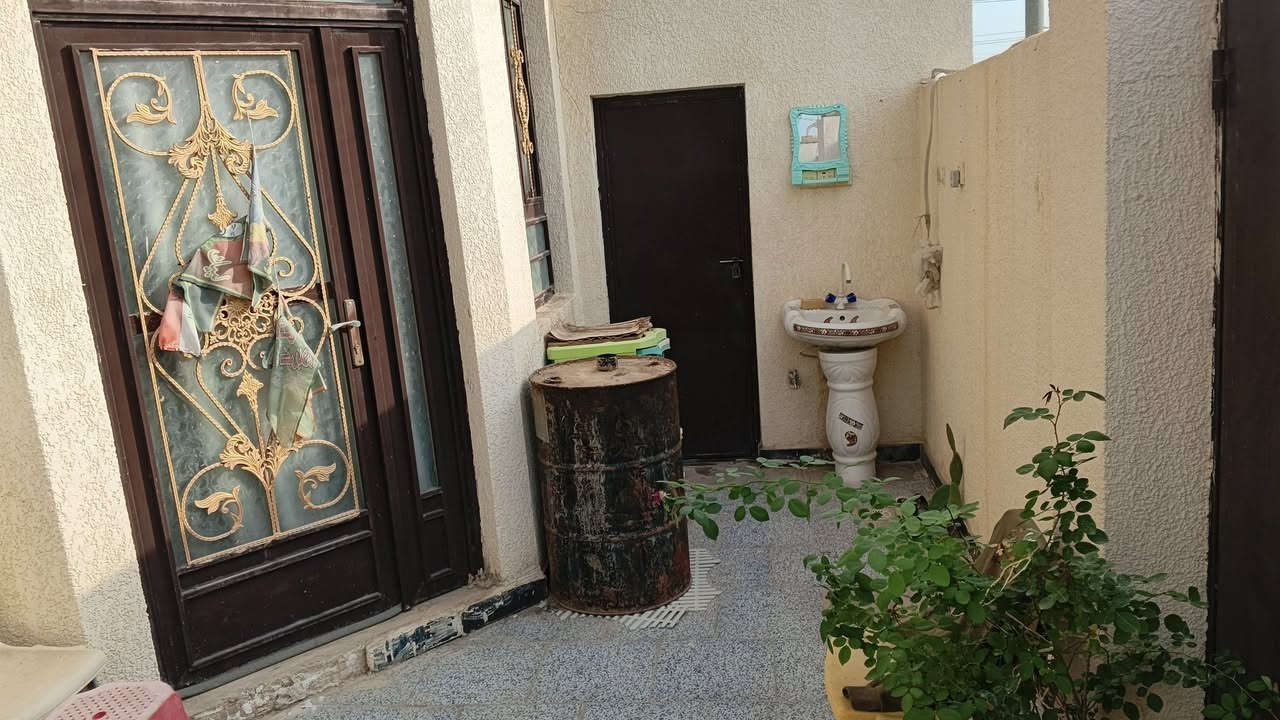 السلام عليكم 
بيت للبيع طابو 
مساحه ١٥٠ // ركيوه الجنوبيه قريب ع الشارع العام 
رقم القطعه ٤٥٦ 
صاله واستقبال 
صحيات داخليه وخارجيه 
مناور عدد ٢ 
مطبخ 
غرفتين نوم 
السطح فرشي 
السعر ٨٥ 
بناء جديد
‏‪***********‬‏
