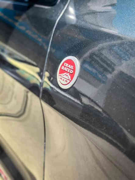 جيب ترايل هوك 
موديل 2021
ماشية 46,000 mi
رقم بغداد بأسمي سنوية جديدة 2024
#المواصفات…
1-كشنات جلد (حضن)
2-كشنات امامية تدفئة تبريد + الخلفية تبريد
3-كرسي السايق والصدر تحكم كهرباء
4-تحديد مسار
5-التوقف الذاتي (Auto Break system)
6-تبريد قطعتين منفصل 
7-بانوراما 
8-ماوس بالاضافة الى 6 وضعيات قيادة
9-نظام التعليق (جكات)
10-وضعيات خزن الكشن (ميموري)
11-نقطة عمياء 
12-مري شفط مع تعتيم ذاتي
13 ستيرن كهرباء
14-دفع رباعي 4*4
15-ويل قياس 18
16-شاشة كبيرة مع نفگيشن GPS
17-صندوق كهرباء
18-تشغيل عن بعد 
19-لايت مع بلوجكتر زنون 
20-محرك 3600 
21-صندوق كهرباء 
22-حساسات امامية وخلفية 
23-كاميرا 360 درجة
24- ستيرن تدفئة - كهرباء
25- Auto stop system 

#الضرر 
موضح بالصور بالاضافة الي السونار موجود 

#السعر 26.000 الف دولار وبيها شي بسيط 

مكان التواجد #بغداد

رقم الهاتف ***********
