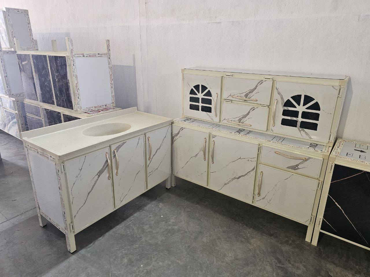 للكاونترات الألمنيوم :))👩‍❤️‍👩. لا تحتار
ما عليك بس  احجز والطلب يوصل لباب بيتك 🤗🌹🤗..
كاونتر ارضي وملحق مترين ونص    مع  سنك متر ونص   مرمر
💥 (المنيوم سوكي)💥

كاونتر مترين ونص ارضي وملحق مع سنك متر ونص
♥️♥️السعر 330/ الف♥️♥️

التوصيل 🚚🚚
بغداد داخل وأطراف مجاني

25//رمادي +فلوجه 

15/بابل  + كربلا

35// مركز واسط 
50//أطراف واسط
25 /الديوانيه +النجف
35//ديالى
45/ السماوه  الناصريه  العماره
50البصرة الالستفسار واتساب ***********
