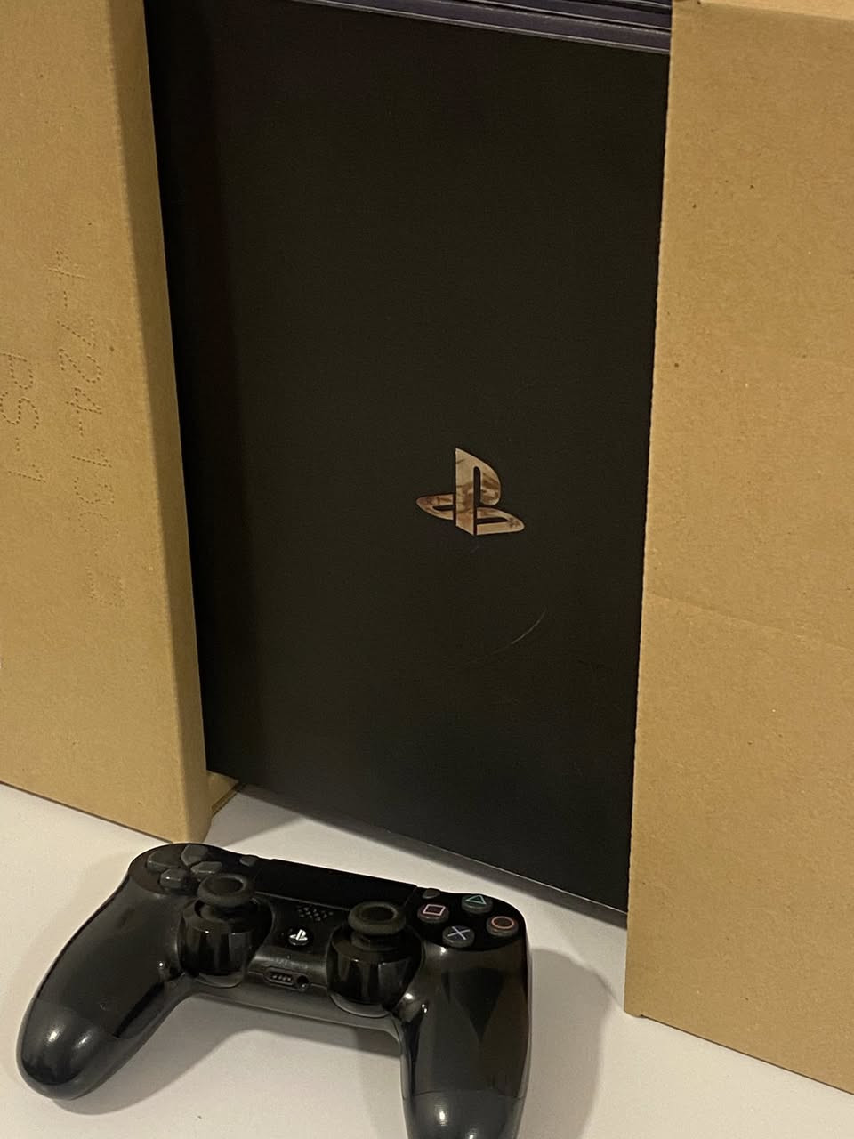 سلام عليكم بلي 4 برو اون لاين مستعمل للبيع  كامل ملحقاته الاصليه ويا يده اصليه وحده مالته  ذاكره 1تيرا ويجي ويا ستناد ومبرد وشاحن جويستكات هديه 
السعر 250الف 
مكاني بغداد الدوره 
ماعندي توصيل 
للتواصيل خاص او واتساب
***********
