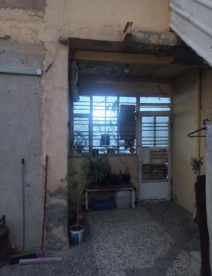 السلام عليكم
بيت للبيع مساحه 135 متر ( واقع حال 140 متر ) واجهه 7 متر نزال 20 يحتوي في الطابق الارضي على مطبخ + هول + غرفه نوم + صحيات + حديقه خارجيه + حمام خارجي والطابق الثاني معزول يحتوي على غرفه نوم عدد 2 ومطبخ وصحيات البناء قديم ومؤجر حاليا موقعه في الزعفرانية - الرشيد - مقابل بوابه الشموخ يبعد 500 متر عن الشارع العام البانزين خانه 
للاستفسار : ‭0771 586 5790‬
