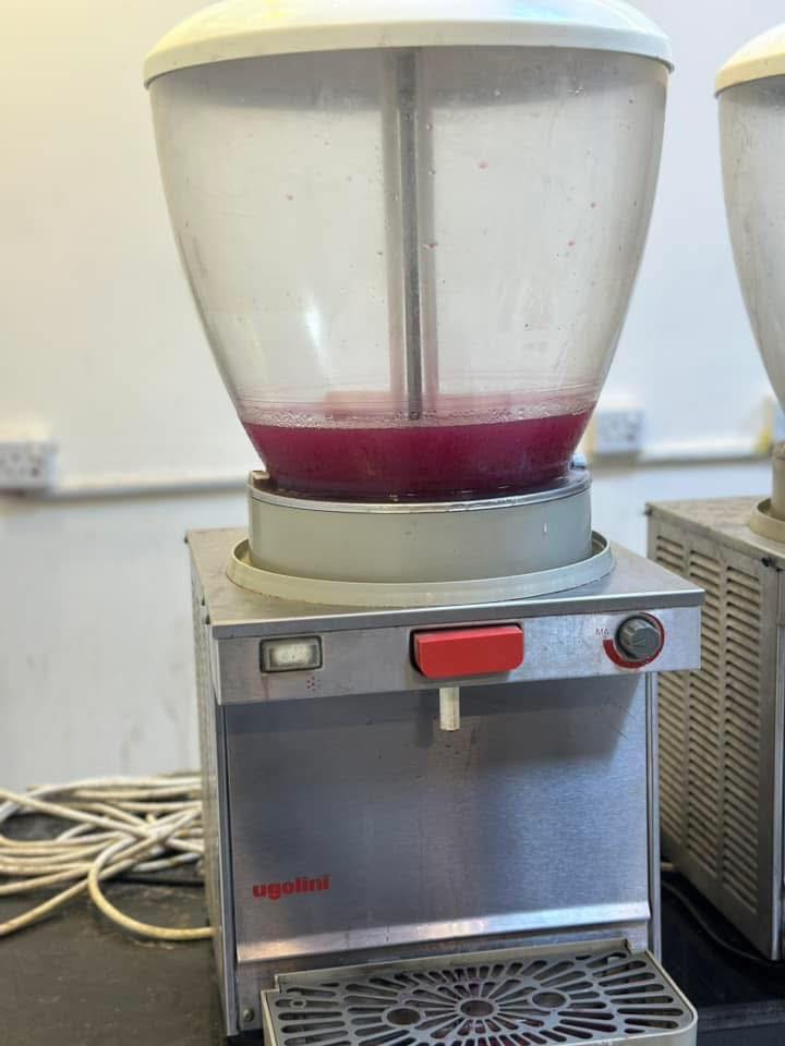 اغراض محل مثلجات لبيع ***********
