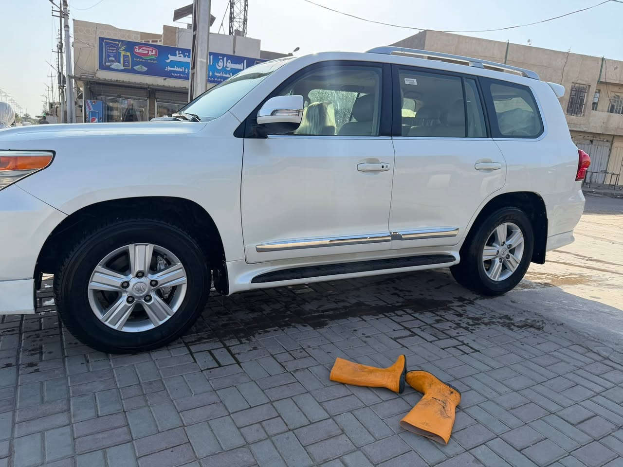 السلام عليكم
للبيع لاندكروز ١٢ بريم كفاله عامه على وضع الشركه فقط رصعه بسيطه رقم اربيل سنويه باسمي ٦ سلندر فول موصفات والبريم معروف ميحتاج اذكر موصفاتها ماشيه ١٦٩ 
للاستفسار الاتصال على الرقم  *********** 
السعر المطلوب ٣٥٥ وبيها مجال قليل للطيبين اخوان رجاء اخوي السياره جديدة لاتقارنها بسياره راكضه وجازكم الله خير
