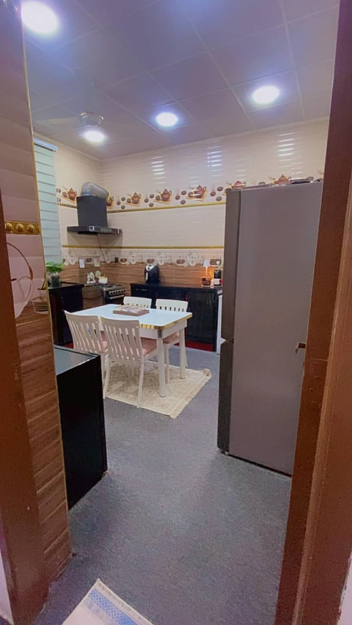 السلام عليكم بيع مستعجل 
على بركه الله يوجد دار مساحه ١٣٠ متر 
سنه البناء2024 البيت كامل اي نقص مابي 

بيت ركن  صاير 

طابو زراعي سند ٢٥

طابقين 

الطابق الاول   يتكون من 
شتايكر 
صحيات خارجيه 
مطبخ 
هول 
صاله 
حمام داخلي 
الصاله بيها ركن حايط حجر من اغلى نوعيه 

الطابق الثاني 
غرفه نوم 
ممر 
بالخريطه المفروض بعد غرفه ثانيه فوك بس لسه مبانيها 

سطح

العنوان الزوير الغربي 
شارع حسينيه الرسول 

البيت يصير مقابيل مزرعه الياس 

عرض الشارع ١٠ بس لسه ممبلط قيد التبليط 

المنطقه مشموله  بمشروع المجاري والتبليط
السعر ٩٠ وبي مجال
الاستفسار  ***********
