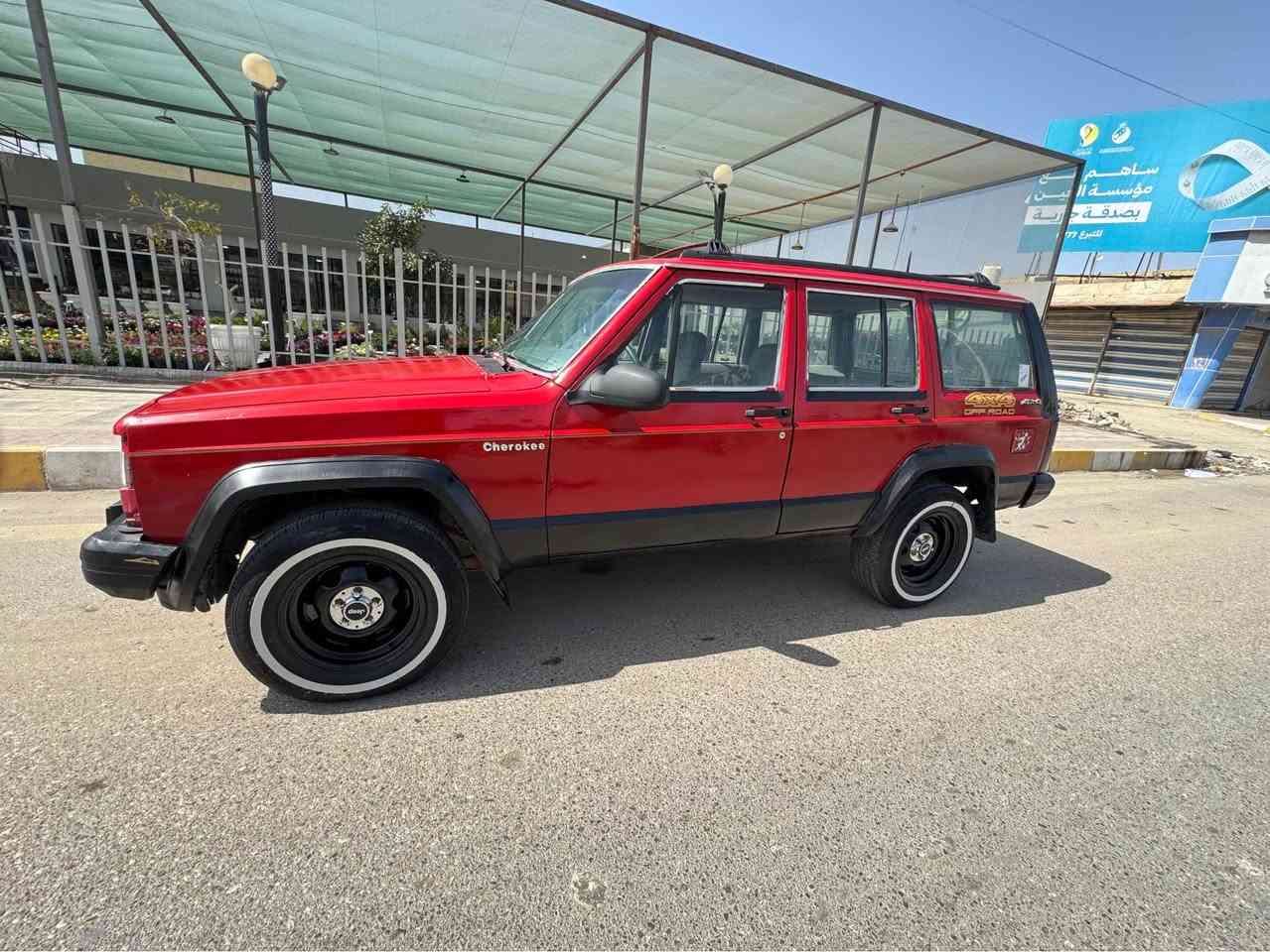 السلام عليكم للبيع جيب شاروكي مديل 91مكينه وكير بلاد 6سلندر اوتماتيك جدد حداديه حلوه دواخل نضيفه كهربايات كلها شغاله تخم تاير مصبوغه عام جماليه مكفوله من الضربه والعيب الشرعي رقم           ذي قار  مشروع وطني مداور ثاني يوم تبريد ما يشتغل السعر 35 وبيه مجال مكاني الناصريه مركز رقمي*********** ناصرية, ذي قار
