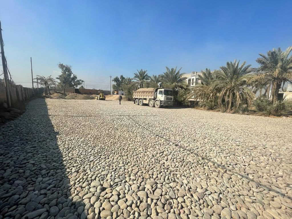 المشرق للتطوير العقاري 🏗️

بناء الدور السكنية و الابنية التجارية 
مواصفات العمل
-حفر الارض 40 سم .
-فرش طبقة من السبيس ويحدل بحادلة 20 طن .
-رش مادة الكلوردين فايروسي المضادة للارضة والحشرات.
-فرش نايلون زراعي بعد الحدل .
-عمل منظومة مجاري متكاملة حسب المخطط بأنابيب (4 انج) امل الشريف او سمارت .
-تسليح الاساس مع جسور حسب المخططات الانشائية .
-صب الأساس  الرفت بارتفاع (40 سم) صب مركزي C35 .
-ارتفاع الطابق الارضي 3.2 متر صافي و الطابق الثاني 3 متر صافي .
-البناء وتقطيع البيت بواسطة الطابوق الجمهوري الاصفر  حسب المخططات الانشائية .
-صب السقف بارتفاع (20 سم) مع عمل رباط فوق الاضلع 20 سم لكل الطوابق.
-تقطيع الطابق الثاني بالطابوق الجمهوري (9 انج).
-صب الطابق الثاني بنفس مواصفات الطابق الأرضي مع التقطيع حسب المخطط.
-ارتفاع الستارة (120 سم) مع ارتفاع السياج (180 سم). 
الاسعار والمواصفات ل مساحة 100 م واكثر 
شرط العمل يكون طابقين او اكثر..

الموقع: بغداد – الاعضمية – سبع ابكار  -  قرب مطعم هم هم📍🏗️
 
الاستفسار على الارقام الاتية:
‭0771 547 7998‬
‭0776 158 9666‬
