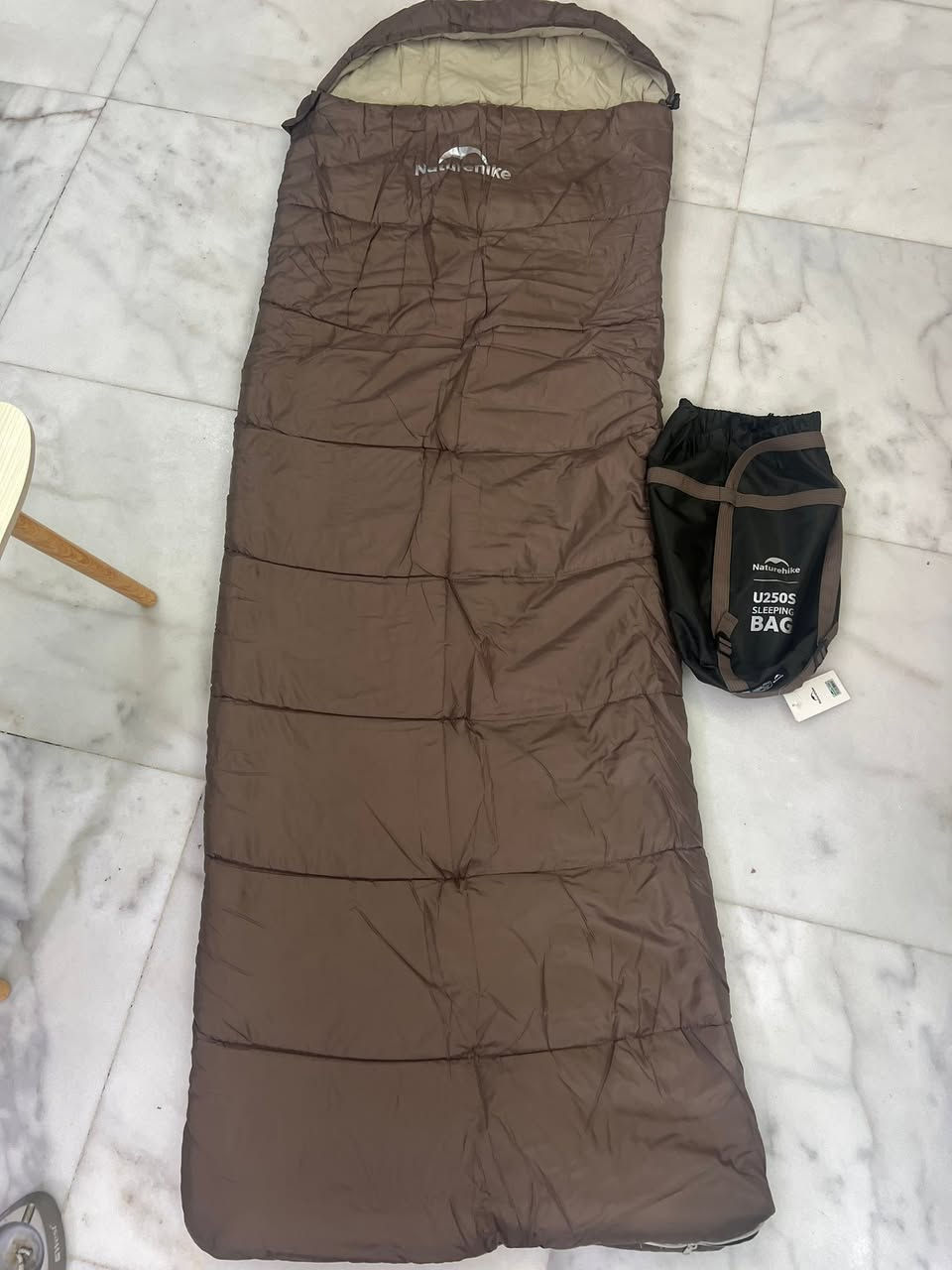 ️ كيس نوم Naturehike NH20MSD07
✅ درجة حرارة الراحة: 6°C
🌡️ مناسب للأجواء الباردة والرحلات الشتوية والخريفية.
🧵 حشوة بوليستر عالية الجودة تمنح دفئًا وعزلًا ممتازًا.
🔗 يمكن وصله مع كيس نوم آخر ليصبح مزدوجًا.
🛏️ تصميم مريح مع غطاء للرأس لمزيد من الدفء.
🎒 خفيف وسهل الحمل مع حقيبة تخزين مدمجة.

ملاحظة: إذا كان المقصود إصدار U250 من هذا الموديل، فدرجة الراحة فعلًا 6°C، أما وزن الحشوة فهو يقارب 250 غ/م² (وليس 820 غ)، بينما الوزن الكلي للكيس حوالي 1.5 كغم. تختلف المواصفات حسب إصدار الموديل (U150 / U250 / U350).


**إذا كنت صاحب هذا الإعلان وتريد حذفه لأي سبب، رجاءا أرسل رسالة إلى الدعم الفني**