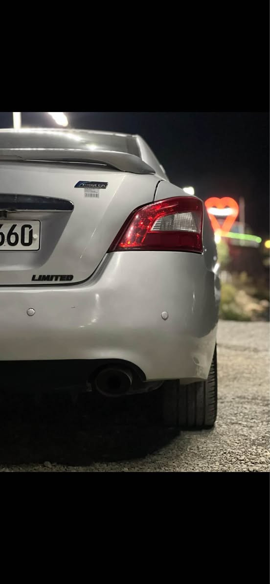 سلاو 
فرؤشتن و گؤرينةوة
نيسان ماكسييما
٢٠١٠
فوول فوول
خليجية سفري ئيرةية
ناوو زةردة
سلايت و بةسمةية
دوو پةلةي بةقةي ناو لةپي دةست بؤياخة بي ناوو گرتن و ليدراو
كالبوونةوةي نيية قةپ و قؤپ و ساردي نييية
هةموو گياني بةشةرت و جاهيزة دةعامي بؤ دةعامي بةشةرتي فةحس
سةنةوي تازةية تا ٢٠٣٠ بةناوي خؤمة تةحويل و خةرامة و وةكالة بةشةرت
سةيارةي مالة هيي مةعرةز نيية
سعري ٩٨ گةلاو مةجال
لة پيرةمةگروونم
*********** فايبةر و واتسابي لةسةرة دخان, السليمانية
