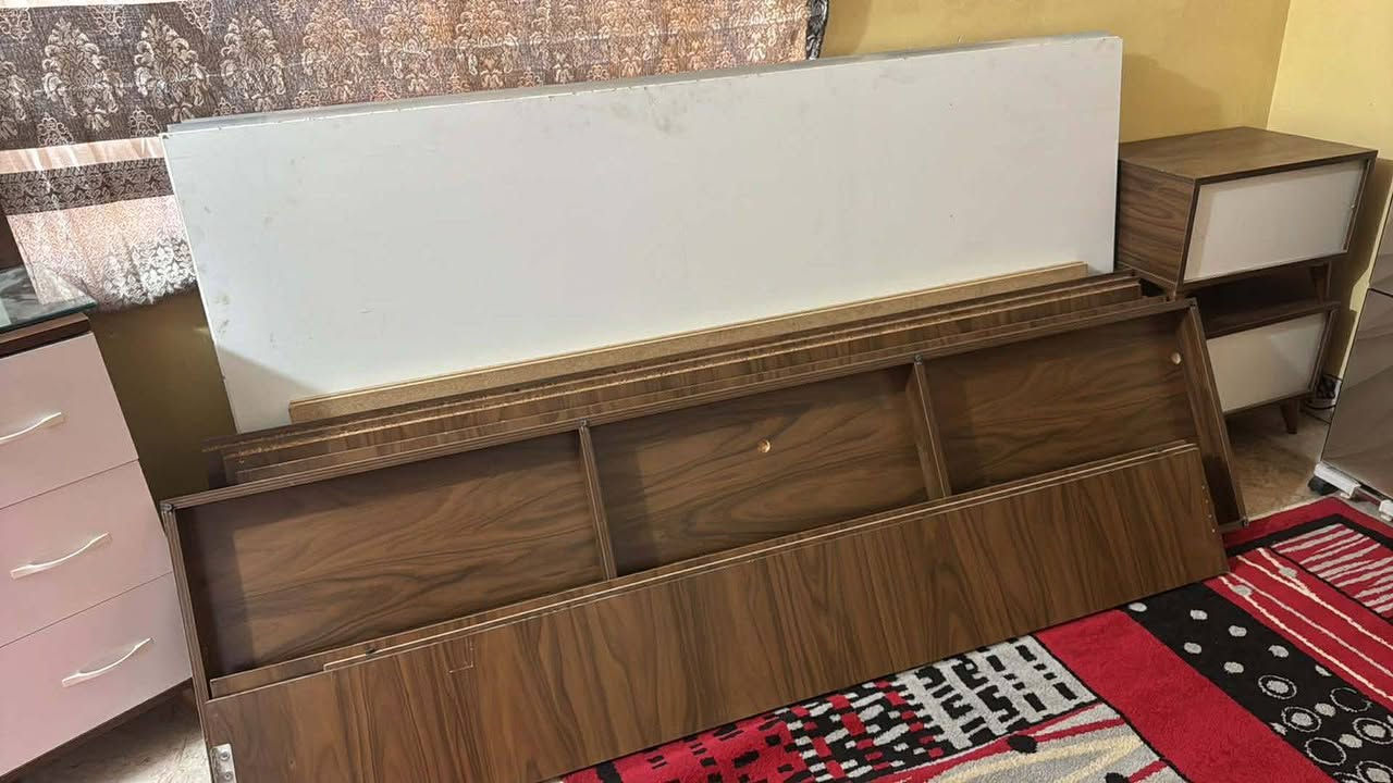 السلام عليكم غرفة نوم تركي سلايت نضافه فول بس شويه الجامه تتحرك تريد تثبيت يعني بالصمغ اي شي تثبتها
كنتور وجرباية ميز تواليت ومجرات ثنين قيم السعر الي يعجبني ابيعه رقمي واتساب ***********
