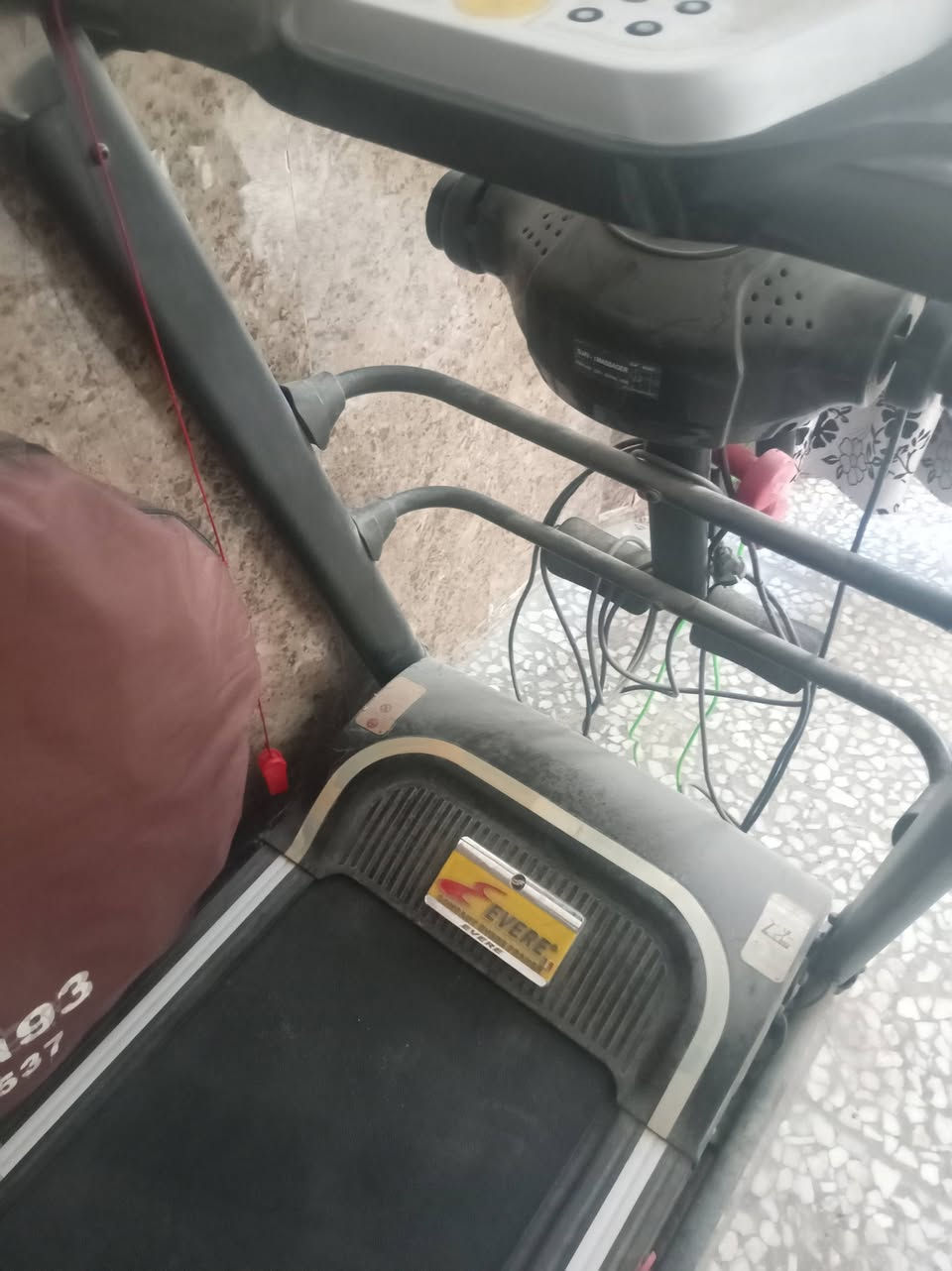 السلام عليكم جهاز جري معه تدليك ودنبلص استعمال جدا قليل السعر 300 الف العنوان النجف الشرف  ***********
