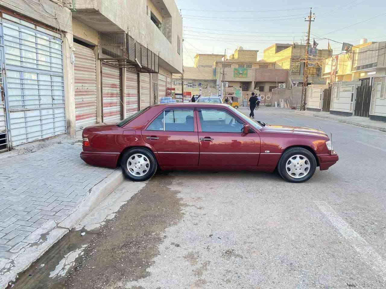 السلام عليكم مارسدس دب موديل 1993 السياره بيه مكانات صبغ بدون دواخل السياره جديده و على وضع الشركه قواعد الدبل بلاديات السياره كتلوكات الشركه بيها و الجناي يعرف شنو جاي
محرك قبق اسود المرغوب 
 اسولف السياره رقم بغداد بسمي تحويل ثاني يوم  وين ميعجبك السياره تبريد ثلج تخم تاير جديد ويل كب بلادي ختم شركه مارسدس مكان السياره بغداد رقم الهاتف ***********
