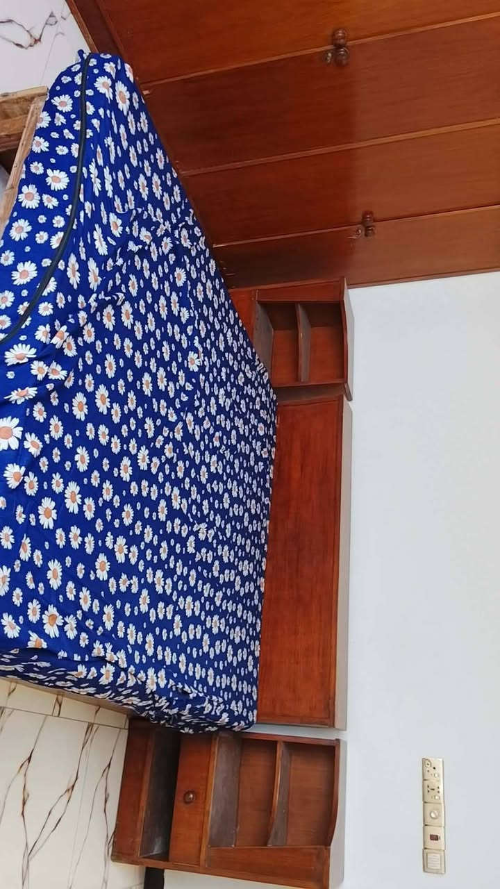 سلام عليكم عندي غراض للبيع غرفه وكاونتر وتخم ***********
