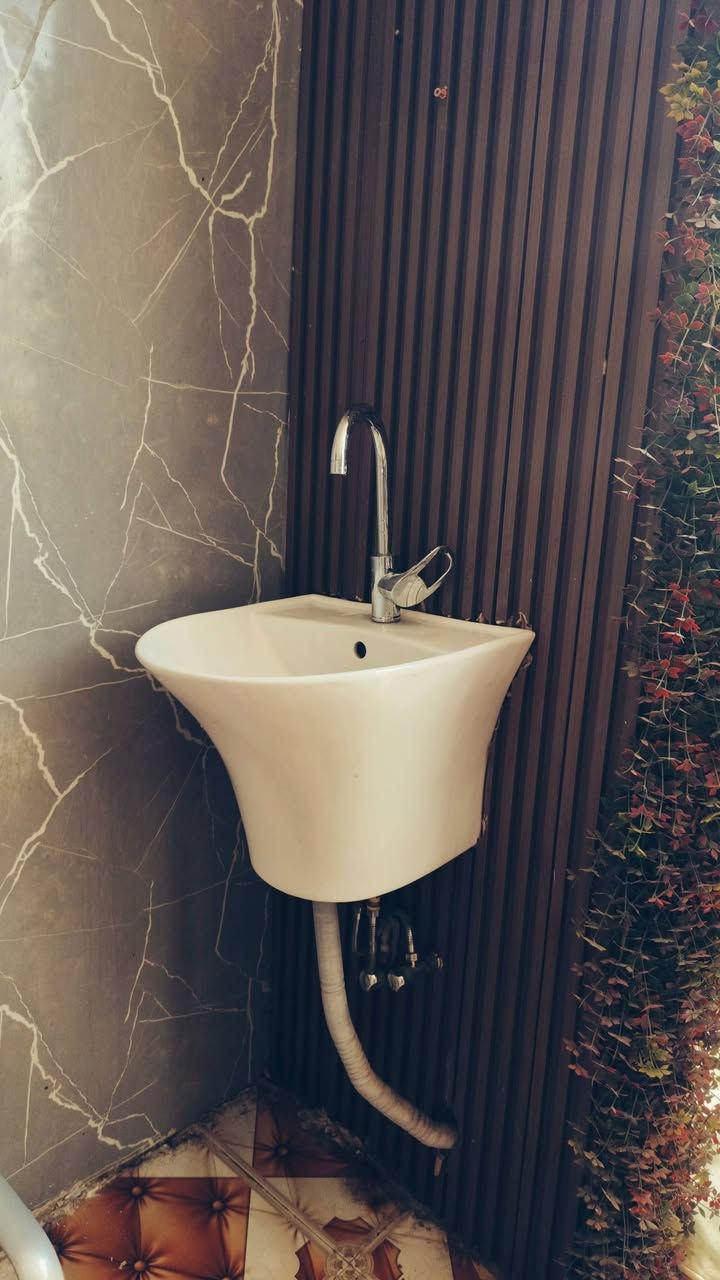 السلام عليكم 
ميز حلاقة قطعتين تسكام جدا نضيف والحجم مناسب  لكل محلات الحلاقه سعره 250 الف 
+مصطبات عدد ثنين  100 الف 
+ مغسلة تعليق جديده 30 الف 
متواجد فقط على هذا رقم ***********
