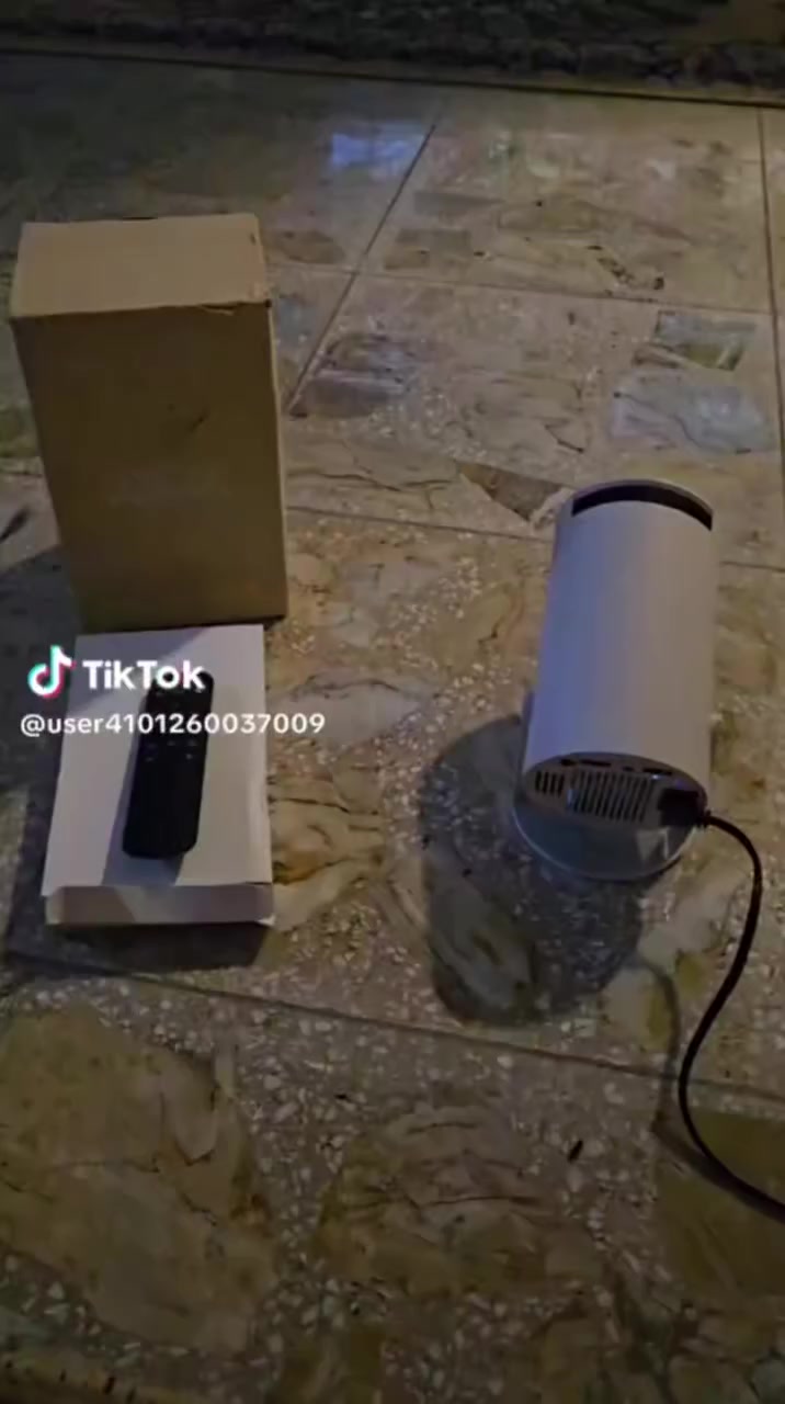 يوفر جودة صورة مذهلة بفضل تقنية LED المتقدمة وطريقة الإضاءة الموحدة
يتميز بألوان زاهية وحيوية مع تقليل تأثير الضوء الأزرق والإضاءة المباشرة

آمنا لصحة العينين، خاصة للأطفال

يأتي البروجكتور بميزة الدوران 180

يسمح بعرض المحتوى على الجدران أو السقف أو الأرضية بسهولة ويمكن تحويل أي سطح إلى شاشة عرض سينمائية

مزود بسماعة Hi-Fi مدمجة بقوة 5 واط وتقنية Bluetooth

5.0

يحتوي على منفذ طاقة يحتوي على منفذ HDMI يحتوي على منفذ AUX للسماعات يحتوي على منفذ USB

يحتوي على زر تشغيل / اطفاء

يتيح توصيل السماعات والأجهزة الصوتية الأخرى للحصول على تجربة صوت محيطية متميزة

يستخدم تقنية تصحيح الانحراف التلقائي والتركيز اليدوي للحصول على صورة مثالية في ثوان

دعم شاشة عرض تصل إلى 130 إنش للاستمتاع بليالي سينمائية
( تجي وياها برده خاصه بيه العرض 3 امتار والطول متر ونص السعر 75 والتوصيل مجاني لجميع محافظات العراق)


**إذا كنت صاحب هذا الإعلان وتريد حذفه لأي سبب، رجاءا أرسل رسالة إلى الدعم الفني**