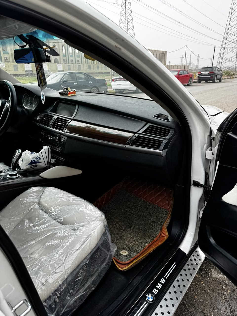 BMW.  X6 موديل (2008)للبيع خليجيه وكاله العروش بيه نص جاملغ امامي وباب الصدر مبدل سياره حلوه مكانه كوت 
السعر (135) 
الاتصال(***********)
