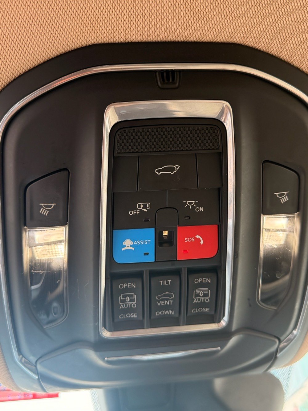 جيب شيروكي أسود، موديل جديد بحالة ممتازة. السيارة مزوّدة بتصميم داخلي مريح وأنيق، مع شاشات عرض خلفية وأنظمة ترفيه متقدمة. مثالية للعائلة والرحلات. متوفرة للمعاينة في أي وقت داخل بغداد.