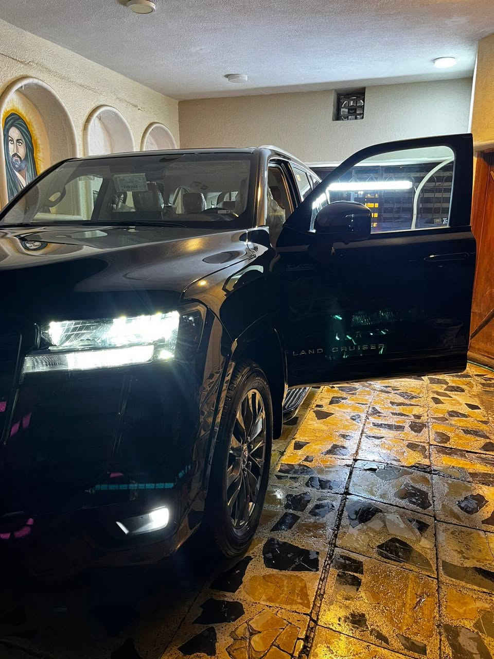 السلام عليكم 
لاندكروز 24 بلاك ادشن ساس اصل ماشية 15 الف مكفوله وبعدها بالضمان 
السعر 74 الف دولار

الاستفسار على رقم الهاتف 
771 542 2969
