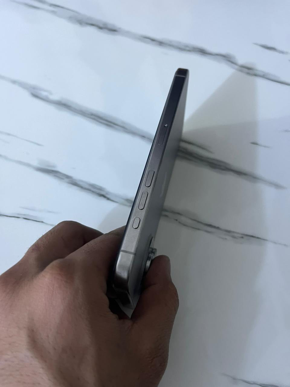 ايفون 15 برو ماكس ذاكره 256 لون تيتانيوم بطاريه 79 شاشه مبدله اصليه تاخذه علفحص وتشوف نوعية الشاشه وتفحص الجهاز وتشوف النضافه بي ضربه بسيطه موضحه بلصوره بس الضربه داخليه مو خارج الضهر الجهاز كارتونه وكيبل اصلي  سعره 780 وبي مجال بسيط رقمي *********** متواجد واتساب عنواني الشعب
