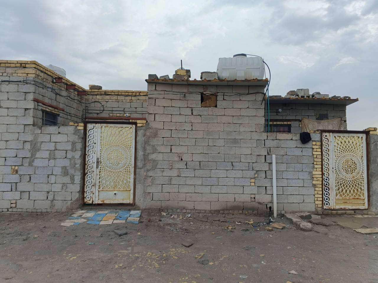 3 بيوت واحد 100متر وثنين ع70 متر بحي جوادين بنزله 3 يم المدرسه رقم صاحب دار ***********
