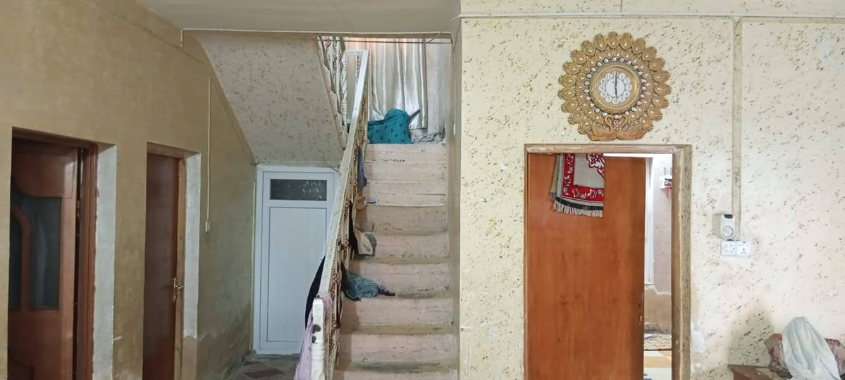 دار للبيع حي الشهداء خلف الحولي  طابق واحد غرفتين وصاله ومطبخ ستقبال كراج صحيات المساحه ٣٦٠م ركن شارع ١٥م سند ٢٥ بدون تحفظ بسم ابو العقار السعر ١٦٠م للستفسار اتصل ***********
