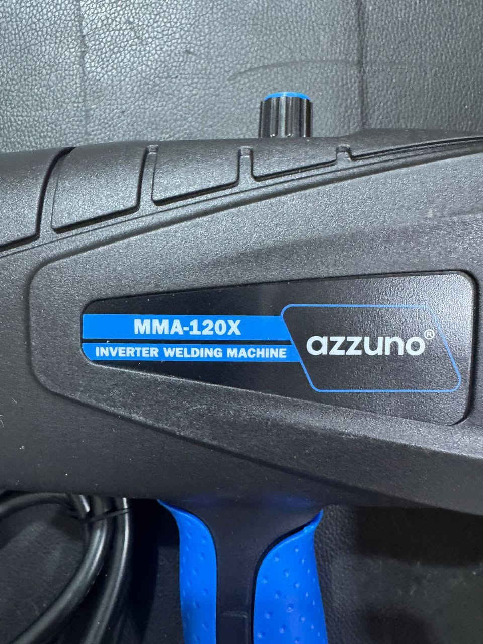 هذه الآلة هي Azzuno MMA-120X،
وهي ماكينة لحام قوسية محمولة باليد. 
نوع اللحام: لحام بالقوس المعدني المحجوب (MMA) باستخدام تكنولوجيا العاكس (Inverter). 
التصميم: تصميم مدمج وخفيف الوزن على شكل مسدس لسهولة الاستخدام. 
المميزات: شاشة رقمية، تعديل تيار قابل للتعديل، وميزات أمان مثل الحماية من الحرارة الزائدة. 
الاستخدام: مناسبة للمهام المنزلية البسيطة والمشاريع الصغيرة. 
اي استفيار خاص 
قطع أمزون


**إذا كنت صاحب هذا الإعلان وتريد حذفه لأي سبب، رجاءا أرسل رسالة إلى الدعم الفني**