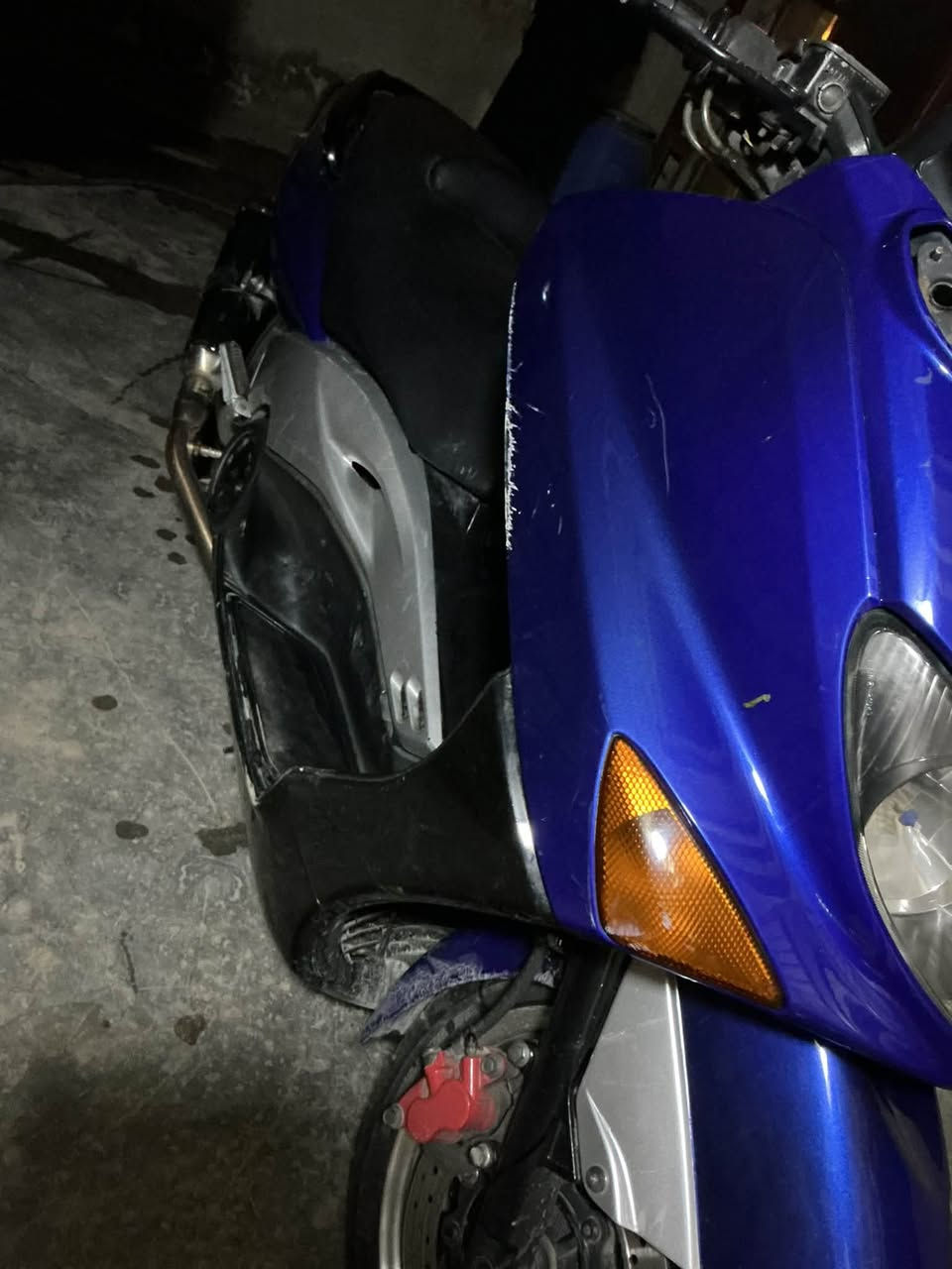 السلام عليكم 
Tmax 2008 

الدراجة مكينتها خير من الله مكفولة وبضمانتي 
الدراجة كفراتها شوي تعبانه والشخوط موضحهن 
ويالتها مال 11 
كلچاتها مالوس 
الدراجة شكد ماتحجي بيها ماتكتفي 
واحلى من الصور هي بهواي بس ماكدر اطلع واصورها الله شاهد 
الدراجة حلوة وخير من الله وبيها نقوصات بسيطة كلش وهن نقصين 
سعر الدراجة 12 ورقة وبيها مجال حگ الجية 
المو شراي لايراسل ولايكسر بلسعر ولو مامحتاج فلوسها مابيعها .
رقمي : ***********
بس واتساب فقطط
