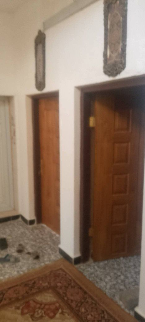 بيت للبيع الورديه قرب مدارس عمر المختار ووادي السلام 150م سعره 43 بناء طابوق وسقف صب بي غرفتين ***********
