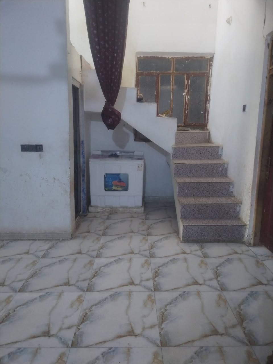 بسعر مناسب جداً
🏠 بيت جاهز للبيع – الديوانية / على طريق السنية عمود 706
📐 المساحة: 160  متر
▪️ الواجهة 10 متر × النزال 16 متر
✅ التفاصيل:
▫️ سند 25 زراعي بعقد أصولي جاهز
▫️ البيت يتكون من غرفتين ومطبخ وصالة واستقبال
 ومجمع صحيات وطارمة 
▫️ مداور ثاني يوم 
▫️ خدمات كامله تبليط بالباب 
▫️ يبعد  100 متر فقط عن الشارع العام ديوانية حله 
💰 السعر 39   مليون وبي مجال قليل 
📞 للاستفسار:
خاص أو الاتصال على الرقم امير الفتلاوي
***********
