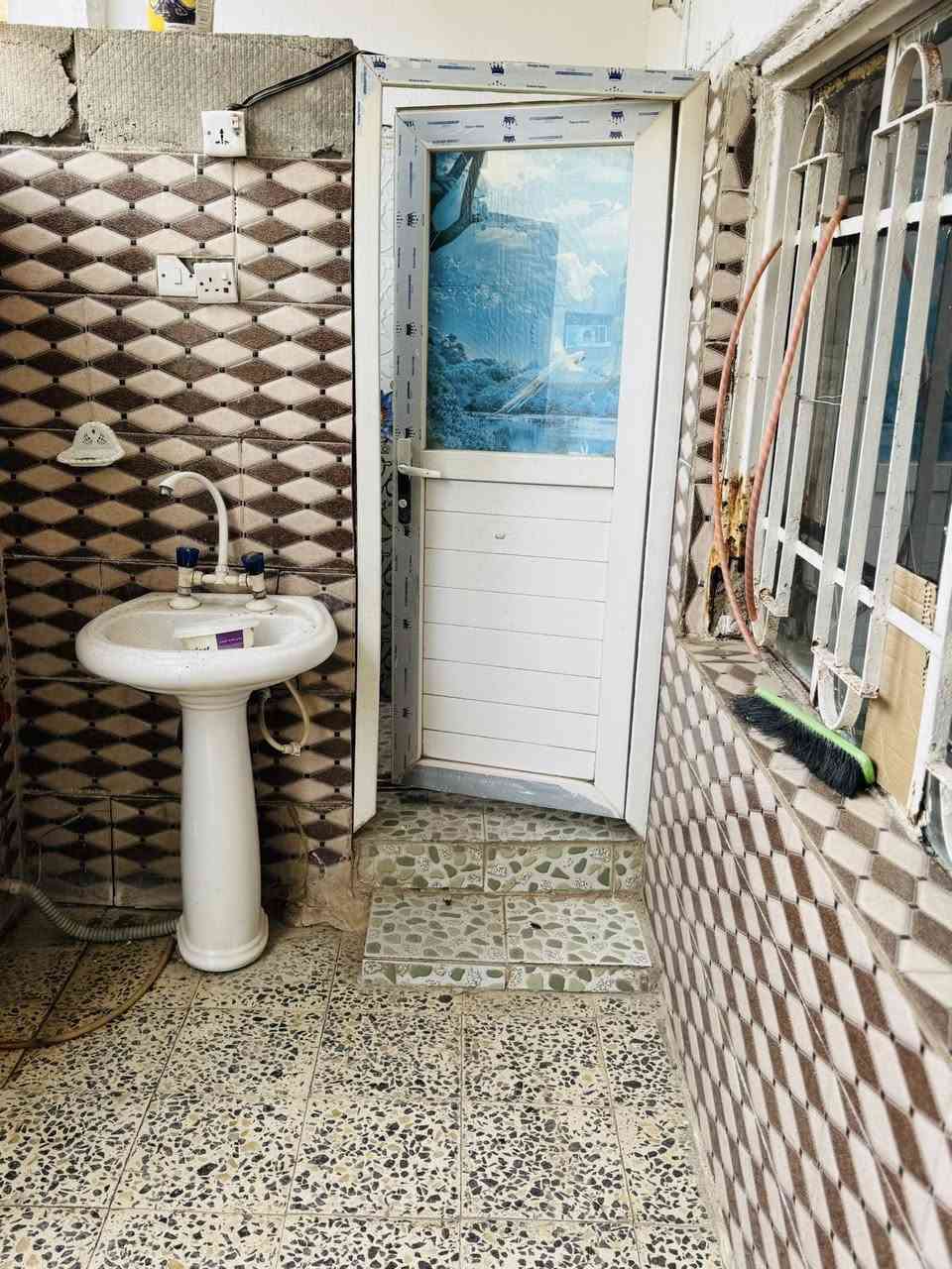 سلام عليكم يوجد دار ليجار حي رساله قرب مدرسه صينيه الجديده قريب علا سوق المساحه ١٠٠ م قاطين يتجر قاط لأول والثاني كلمن بحده فوك معزول بحده بيت نضيف لي يجوه يتجر ٢٥٠ الف اي ستفسار لا تصال ***********
