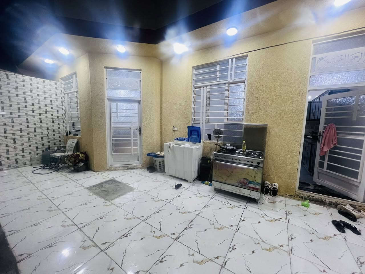 استقبال ٥ متر طول ،٤:٥٠ متر  عرض
صالة  ٨ متر طول ، ٤:٥٠ متر عرض

مطبخ  ٤ متر طول ، ٤:٥٠ متر عرض

غرفة نوم اولى  ٦ متر طول ، ٣ متر عرض 

غرفة نوم ثانية ٥ متر طول ، ٣:٥٠ متر عرض 

حمام خارجي ٢ متر طول ، ١ متر عرض 

حمام داخلي  ٢ متر طول ، ١ متر عرض 

موقع البيت كربلاء /حي العسكري قطاع ١٣  قريب على حديقة النور 

للاستفسار الاتصال 

‭٠٧٨٦ ٠٨١ ٨٣٦٠‬
***********
