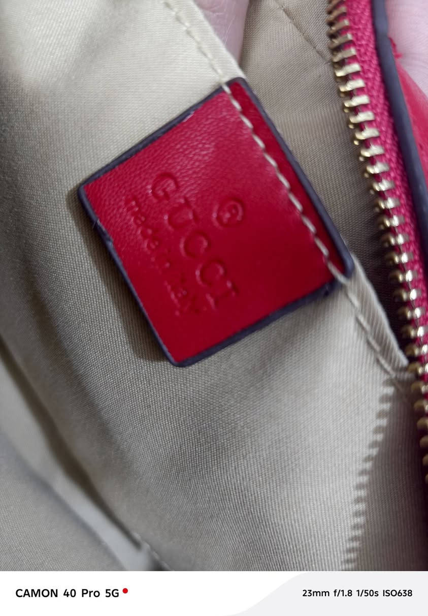 الحقيبة هي حقيبة يد صغيرة من مجموعة "GG Emblem" من علامة غوتشي.  السعر ٥٠ ألف


**إذا كنت صاحب هذا الإعلان وتريد حذفه لأي سبب، رجاءا أرسل رسالة إلى الدعم الفني**