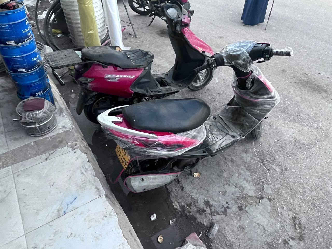 دراجتين للبيع ثنينهن ياباني ماكس عدله سلف كله شغاله وثانيه نص هندر  وهونده السعر 650 ديالى بعقوبه الهويدر ***********
