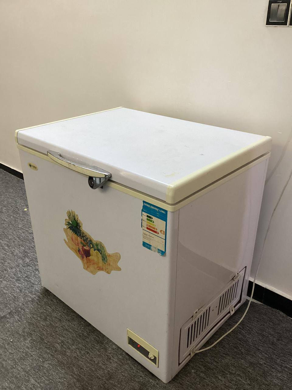 السلام عليكم
مجمده للبيع نضافه 90/100  السعر 175 وبيها مجال 

للتواصل ***********
