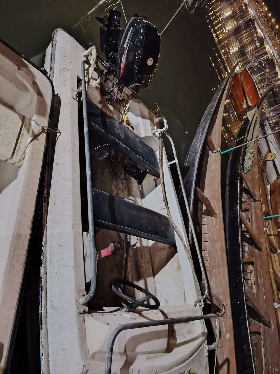 زورق للبيع بدون مكينه 800بدون ستيرن موجود بل كورنيش عشار *********** يذا هوه والمحرك 2مليون 600
