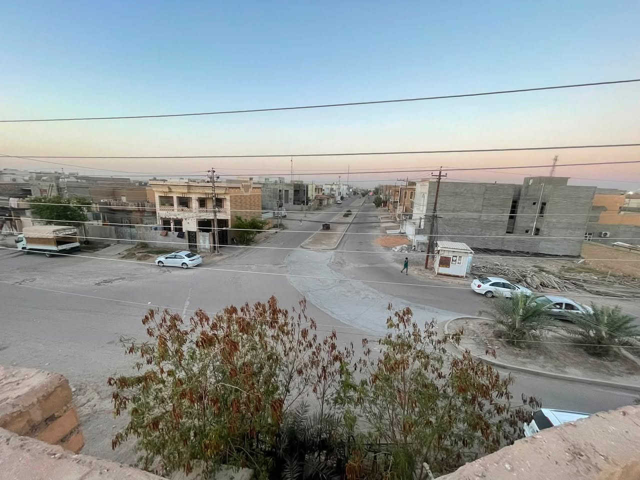بيت للبيع ٢٠٠م شارع ٣٠ومقابيله شارع ٣٠ طابقين ٥كيلو قرب جامع حذيفة ابن اليمان عرض تجاري وبسعر مناسب جداً 
الطابق الارضي غرفتين نوم وصاله وستقبال ومطبخ وصحيات خارجية وداخلية وترك 
الطابق الثاني غرفتين نوم وصاله وسطح 
البيت طابو صرف تحويل مباشر 
علما سعر القطعه ١٠٠ مليون 
البيت كامل من الداخل بورسلين وحزام ١٢٠ 
جان ماجر ب٤٠٠الف يرهم سكن ويرهم تجاره 
نقصه بس واجهيه ولبخ الداير 
السعر ١١٥ مليون 
مكتب كريم العبيدي 
***********
